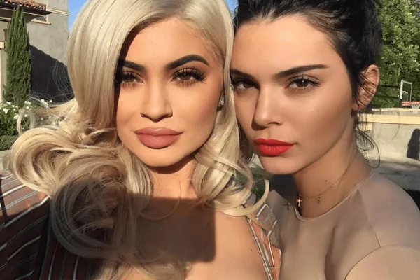 foto com cor. kylie e kendall jenner - metrópoles