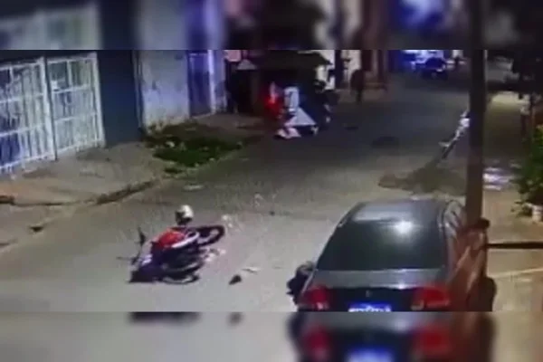 Motociclista atropela mulher e morre na queda; imagens fortes