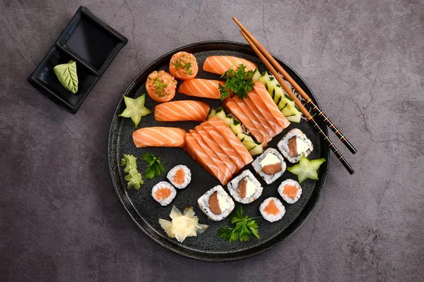 Foto colorida de um prato de comida japonesa com sushi - Metrópoles
