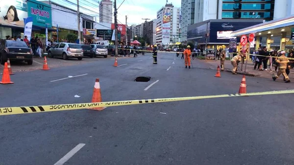 Após cratera ser fechada, trânsito na Avenida Comercial é liberado