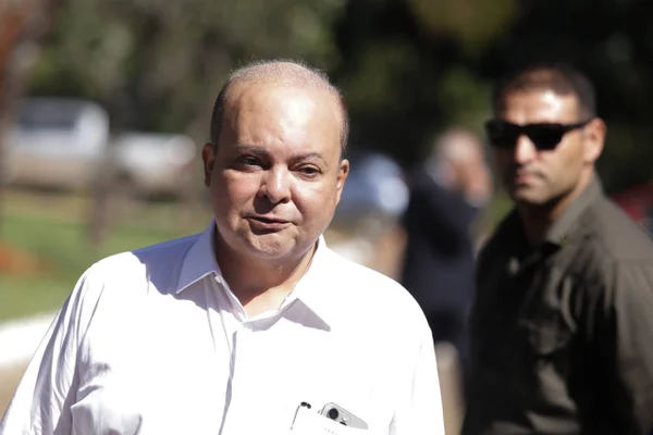 Foto colorida de homem careca expressão de pesar