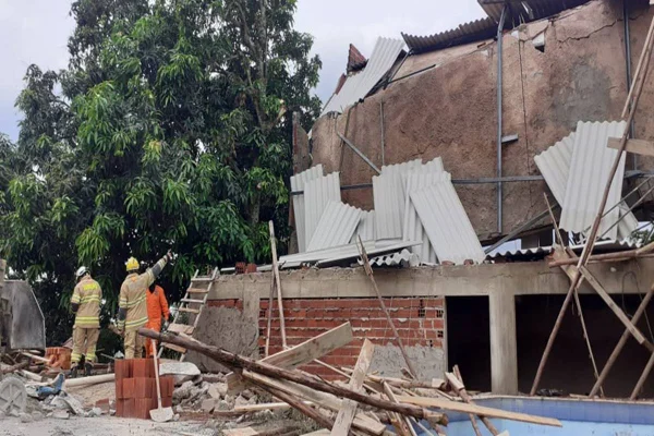 Residência de quatro andares desmorona e deixa duas pessoas feridas no DF