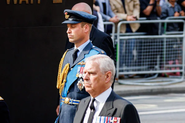 Foto colorida de dois homens, sendo um com traje militar e outro com terno - Metrópoles
