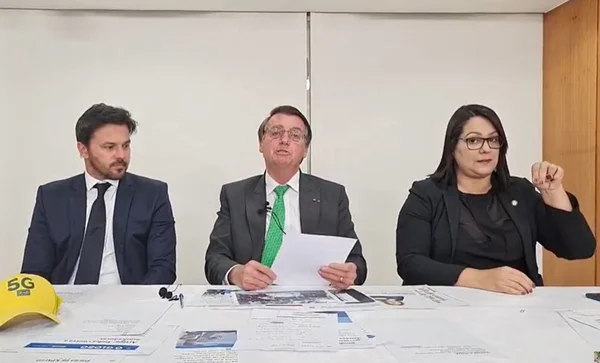 Um dia após depor à PF no caso Moro, Bolsonaro faz live de 5ª