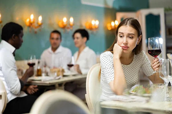 Mulher sozinha no restaurante - Metrópoles