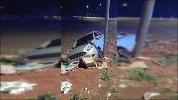 Carro batido em poste - Metrópoles