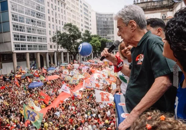 Ato pró-Lula reúne milhares de estudantes e apoiadores na Candelária, no RJ