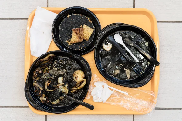 Foto colorida de bandeja com embalagens de comida - Metrópoles