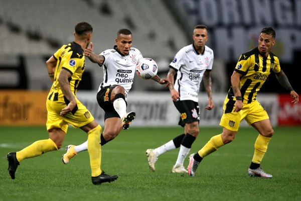 Corinthians perde jogando em casa e se complica na Sul-Americana