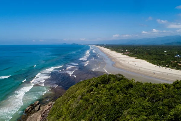 Imagem colorida de praia onde ocorreu acidente entre duas motos aquáticas