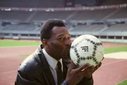 Pelé dá um beijo em uma bola Pelé dá um beijo em uma bola