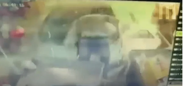 Vídeo: idosa passa mal, perde controle do carro e invade mercado em Franca