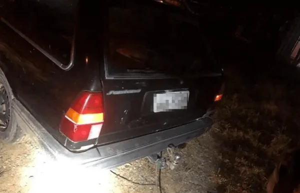 Cão estava amarrado ao carro com corda no pescoço