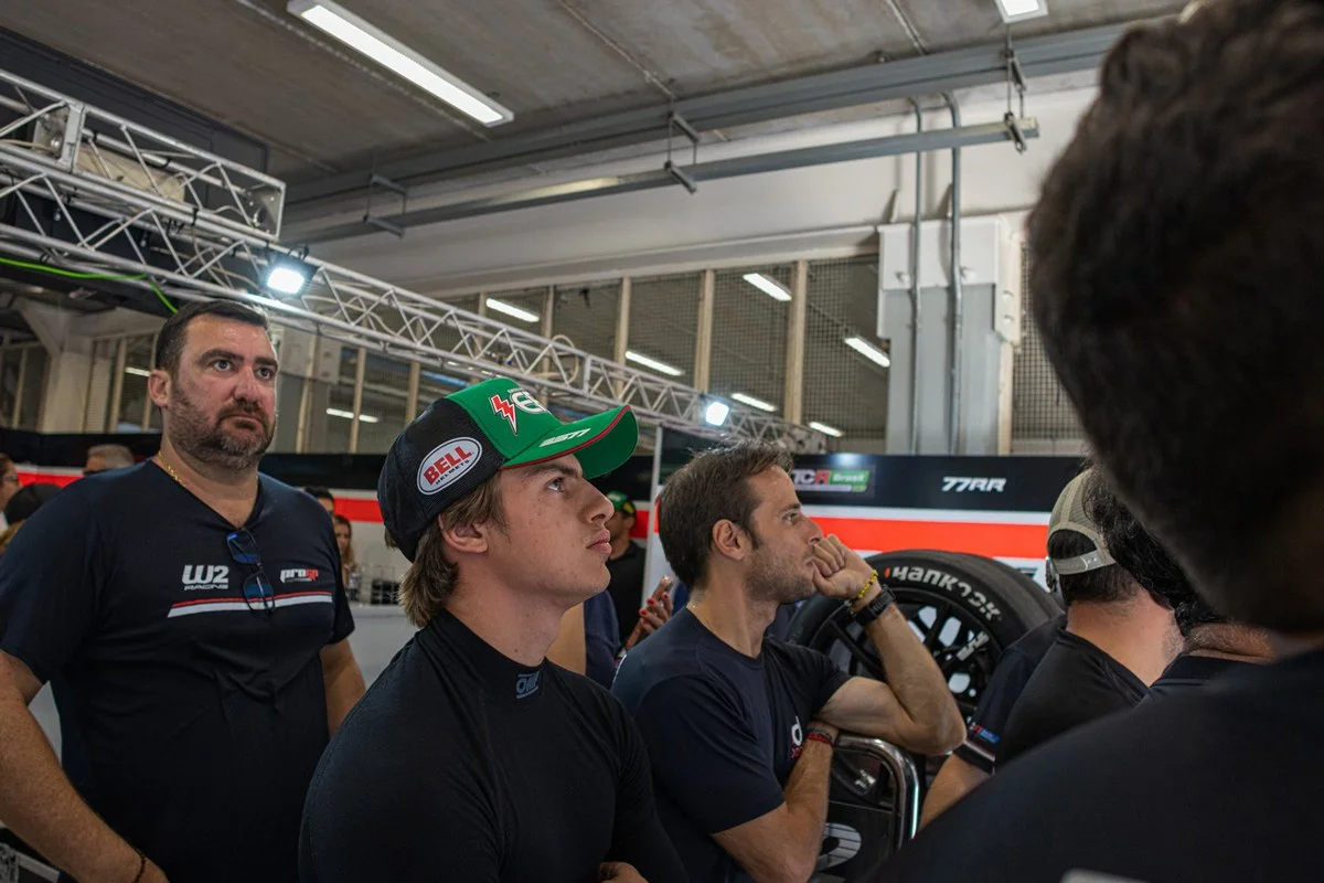 Erick Schotten (de boné) e Dennis (ao lado) nos boxes durante etapa Endurance do TCR South America em Interlagos Erick Schotten (de boné) e Dennis (ao lado) nos boxes durante etapa Endurance do TCR South America em Interlagos