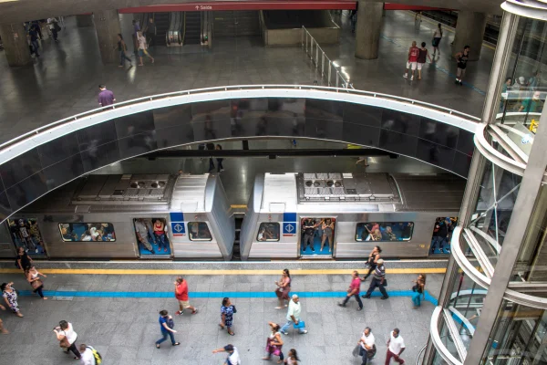 Imagem colorida de passageiros dentro de um trem do metrô e na plataforma em São Paulo; Concessionária prepara operação para o Carnaval - Metrópoles