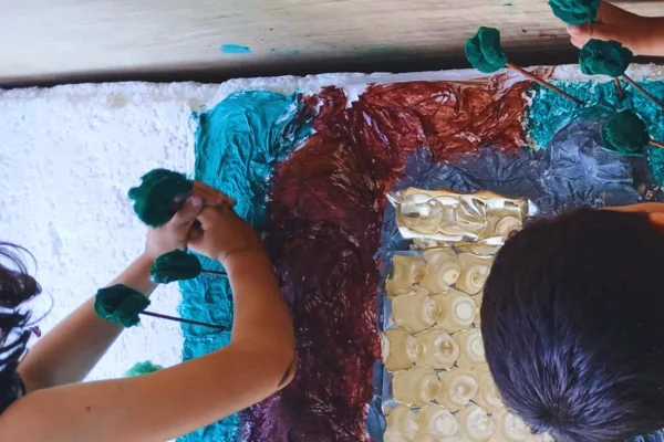 Imagem colorida de crianças em aula de educação ambiental