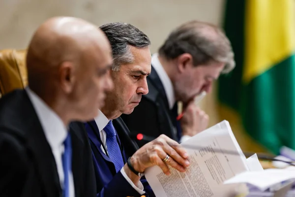 foto colorida dos ministros Alexandre de Moraes, Luís Roberto Barroso e Dias Toffoli