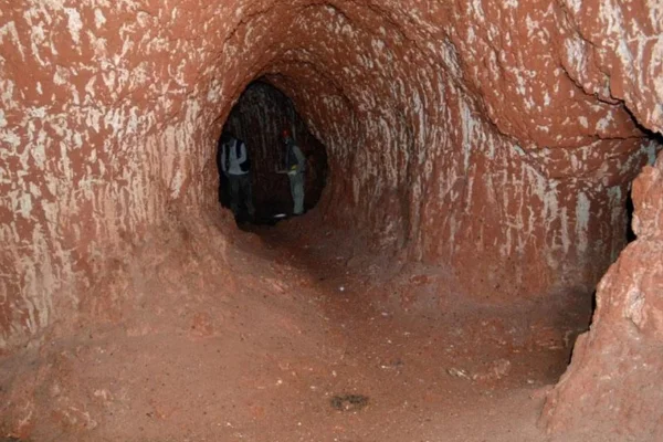 Imagem mostra túnel subterrâneo com paredes de barro feito por preguiças-gigantes - Metrópoles