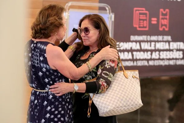 Em batalha contra câncer, Susana Vieira chora ao receber carinho de fã
