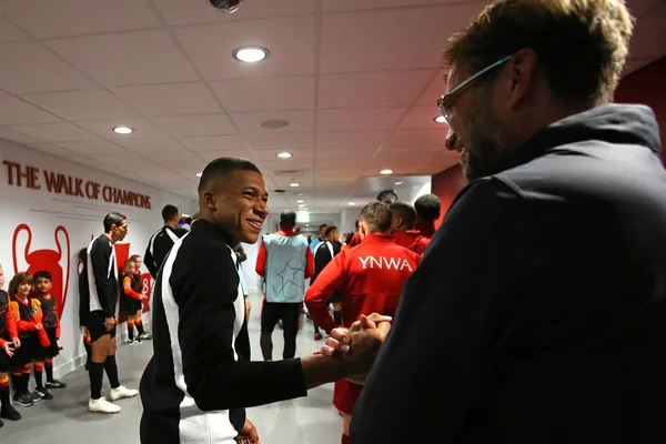 Mbappé e Klopp se cumprimentam