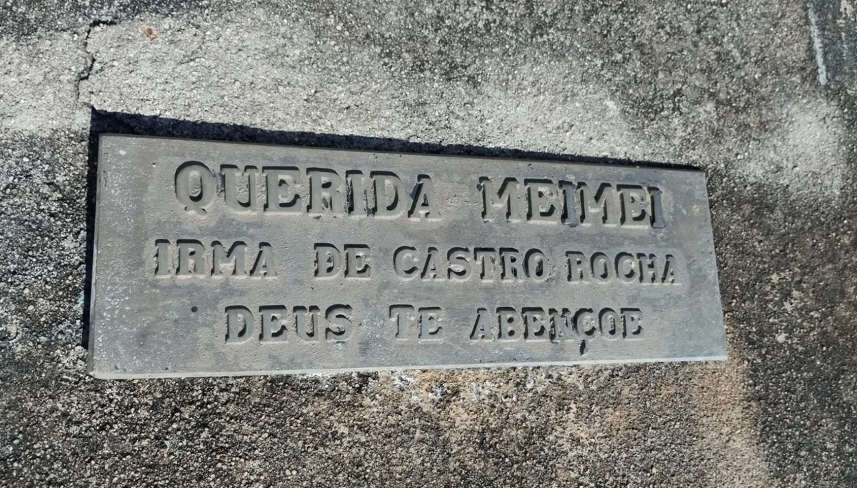 Lápide de Meimei no Cemitério do Bonfim em BH Lápide de Meimei no Cemitério do Bonfim em BH