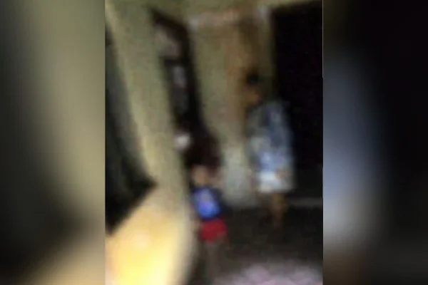 Reprodução de vídeo de policiais resgatando dois irmãos em situação de abandono, em um hotel na zona norte de São Paulo.
