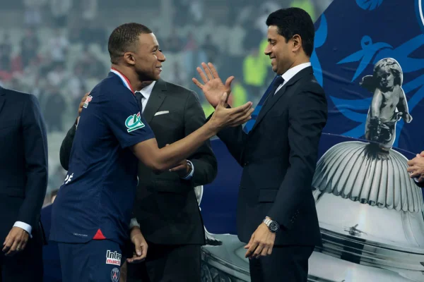 Imagem colorida de Mbappé e Nasser Al-Khelaifi - Metrópoles