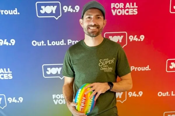 Foto colorida de jogador australiano gay - metrópoles
