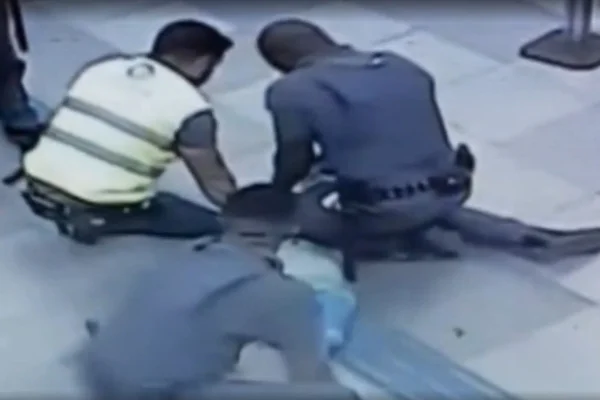 Agentes da ViaMobilidade agredindo homem em estação - Metrópoles