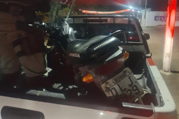 Imagem colorida mostra moto na caçamba de caminhonete - metrópoles