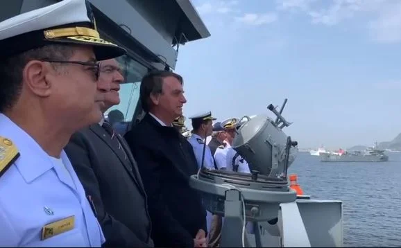 No RJ, Bolsonaro participa de revista a navios e culto evangélico