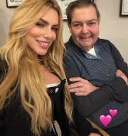 Faustão e Luciana Cardoso posam com ex-assistente do apresentador