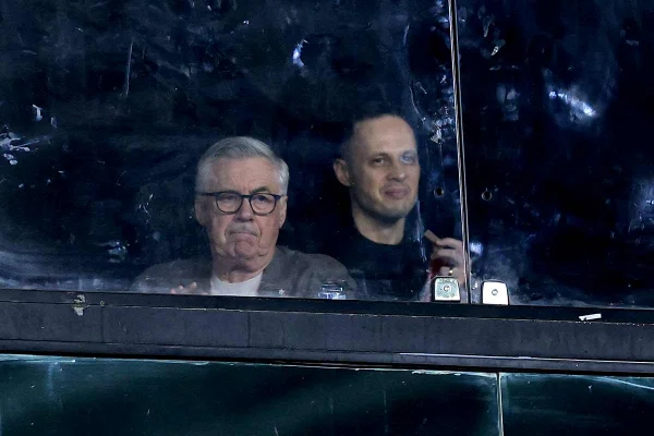 Imagem colorida de Carlo Ancelotti assistindo ao jogo do Botafogo - Metrópoles
