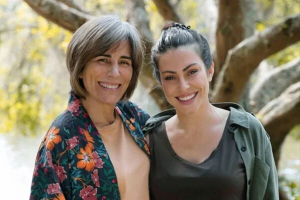 "Generosa", afirma Cleo sobre viver filha de Gloria Pires em filme - Metrópoles