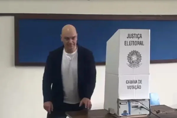 Alexandre de Moraes foi um dos primeiros a votar na zona eleitoral localizada no Jardim Paulistano, em São Paulo - Metrópoles