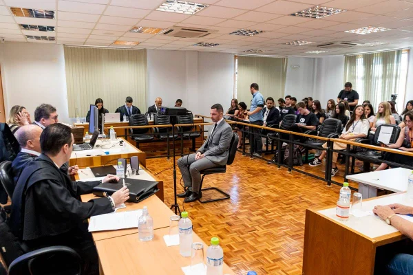 Jogador é condenado por tentativa de homicídio após chutar cabeça de árbitro