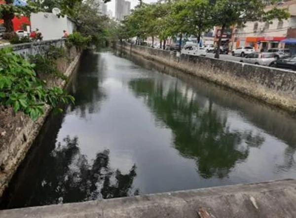 Homem segue desaparecido após cair em canal para resgatar cachorro