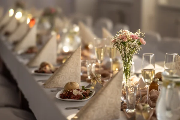 Foto colorida de uma mesa de casamento - Metrópoles