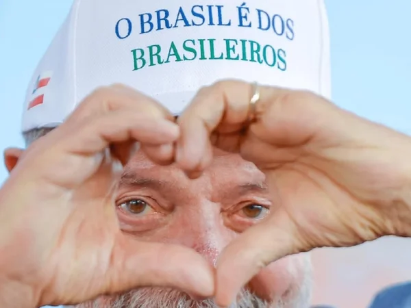 Lula fazendo o sinal de coração -- Metrópoles