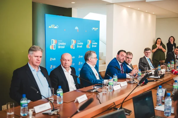 Foto colorida de empresários durante coletiva de imprensa - Metrópoles