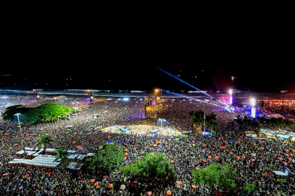 A cantora e DJ brasileira Pabllo Vittar se apresenta no palco antes do grande show gratuito de Lady Gaga na Praia de Copacabana, em 03 de maio de 2025, no Rio de Janeiro, Brasil
