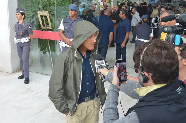 Comandante Hamilton presta última homenagem a Gugu: “Ele era luz”