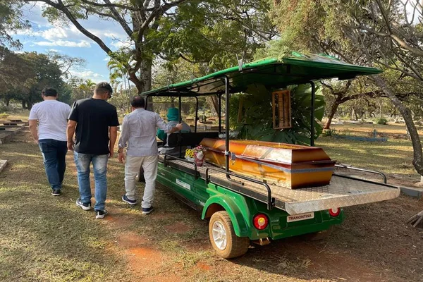 homens andando acompanhando caixão