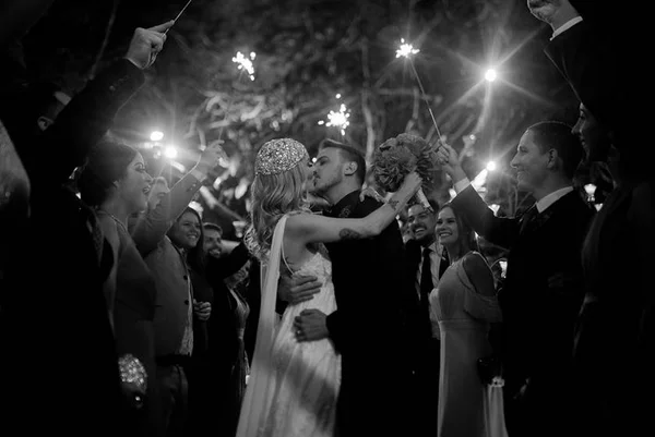 Clara Tissiani e Lucas Miranda selam união em boho wedding no Patú Anú