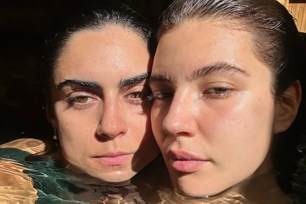 Giovanna Reis e Alanis Guillen submersas na água - Metrópoles