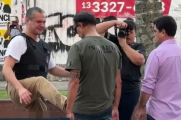 foto colorida de Tiago Gomes de Souza durante reconstituição de morte de idoso com "voadora" em Santos - Metrópoles