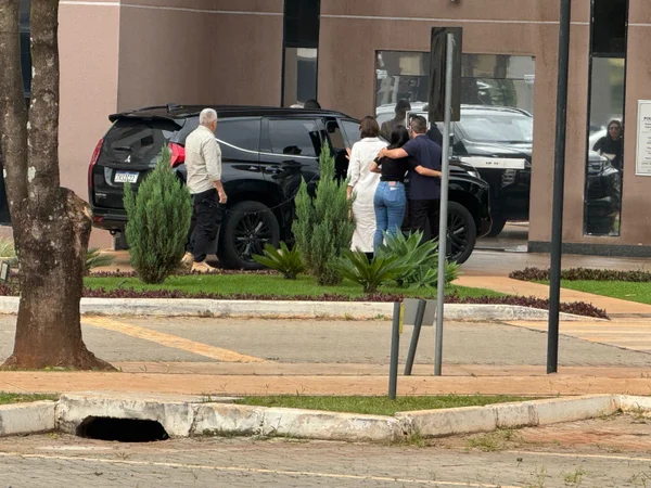 Com as filhas Letícia e Laura, Michelle visita Bolsonaro nesta 3ª