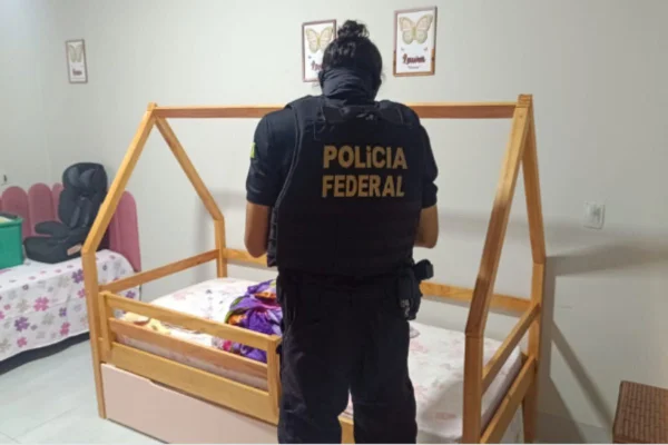 Foto colorida de policial federal durante operação - Metrópoles