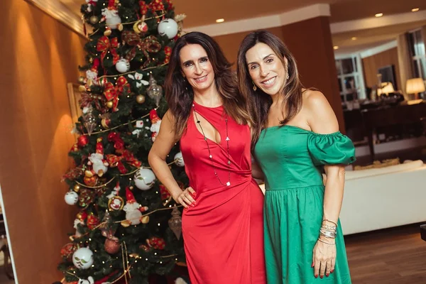 Karina Curi e Ana Luiza Favato encantam com bela Christmas Party