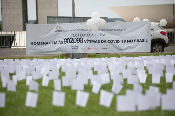 A associação de vítimas e familiares da covid 19, presta um homenagem as mais de 602.009 vítimas da covid 19 no Brasil (5) (1)